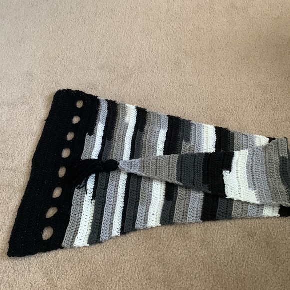 Womens crocheted scarf - Picture 6 of 7